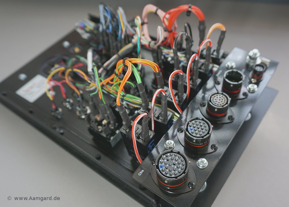Dashboard-Anschlußstecker von Deutsch und Souriau