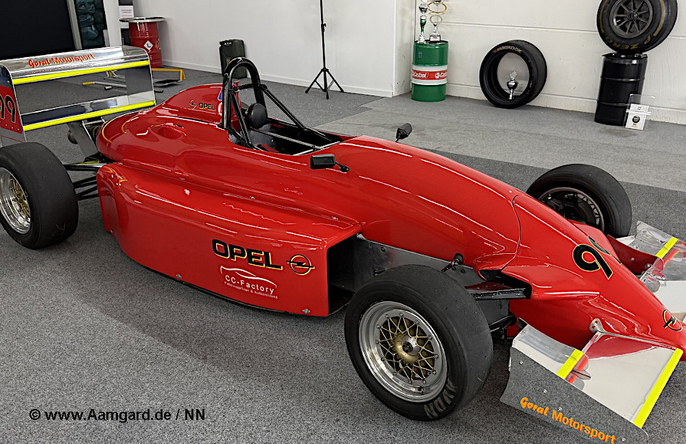 roter Formel Opel Rennwagen