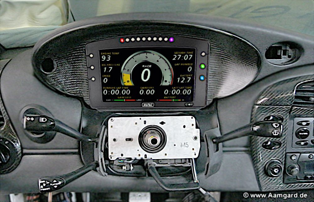 Motec Dashlogger im Armaturenbrett eines Porsche GT2 Motec Dashlogger im Porsche GT2